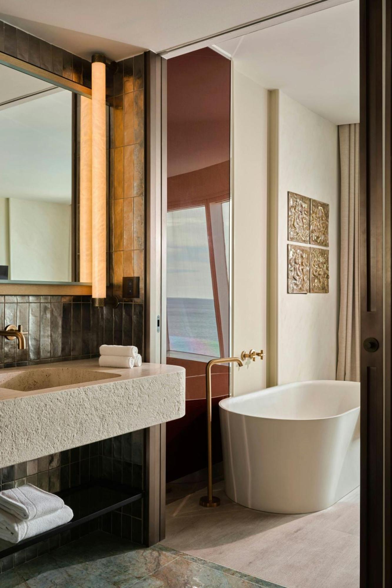 One-Bedroom Corner King Suite Seafront View